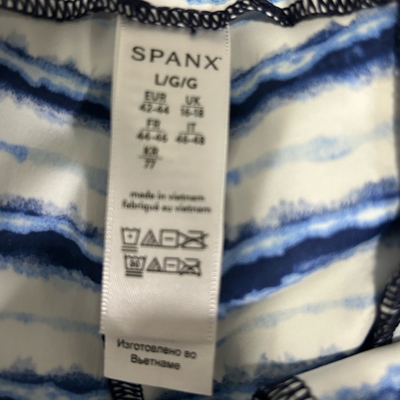 New SPANX Sunshine Shorts, 4" BLUE PAINTED STRIPE M and L - Picture 10 of 14